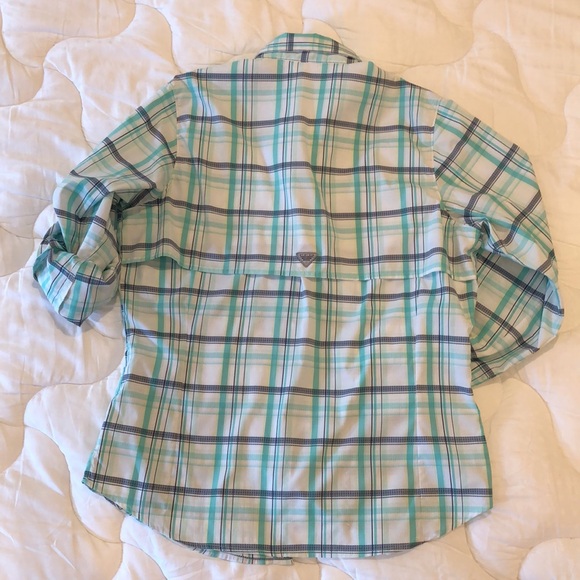 Columbia quick dry lightweight long sleeve snap close shirt. Hidden zip pocket - Picture 8 of 8